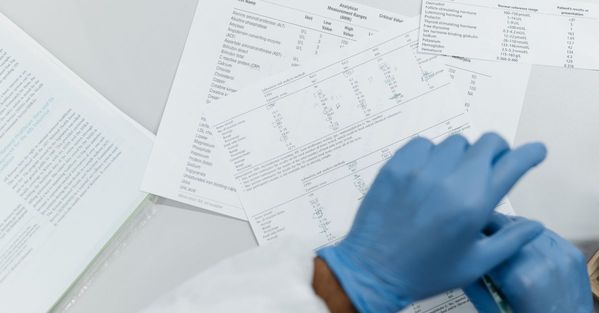 AI w analizie wyników badań dla lekarza: jak przygotować kontekst bez diagnozowania za specjalistę?
