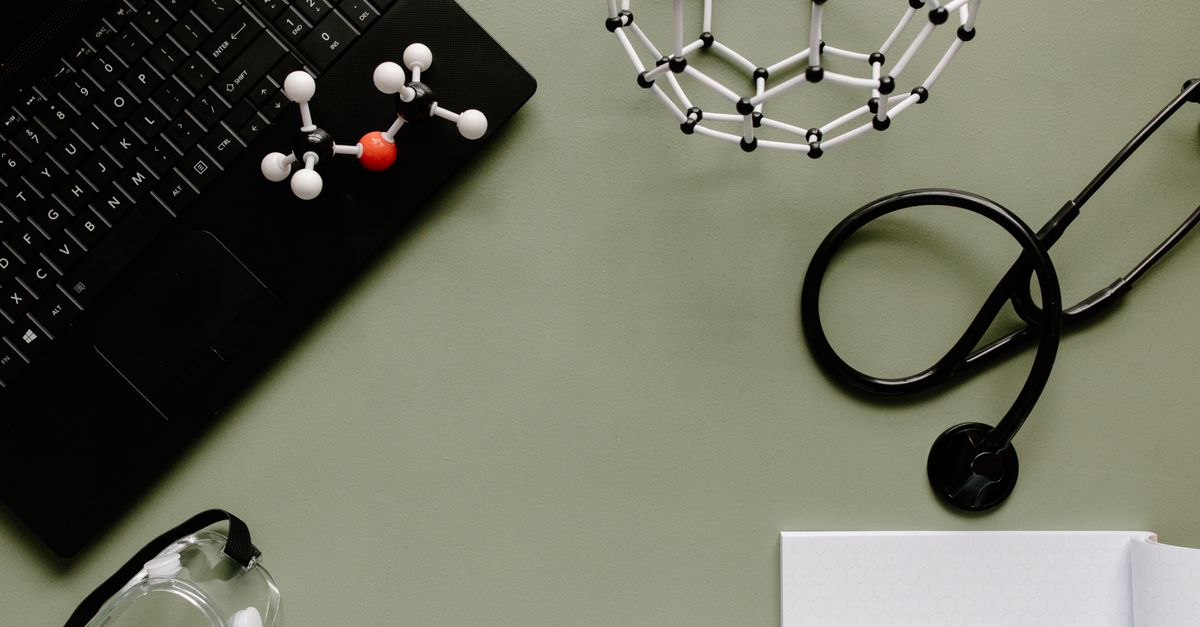 Kontrakt B2B lekarza po reformie PIP: jak HR sprawdza warunki pracy?
