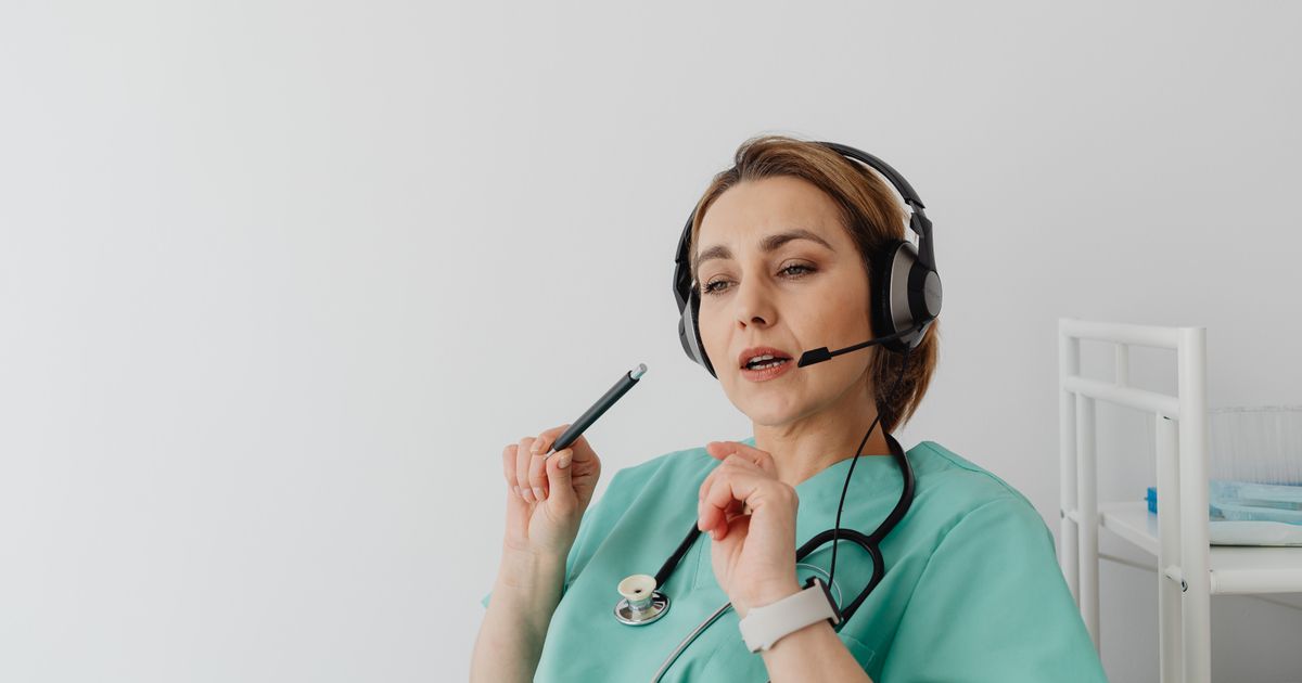 AI w call center małej sieci placówek: jeden standard rozmowy bez centralizacji wszystkiego
