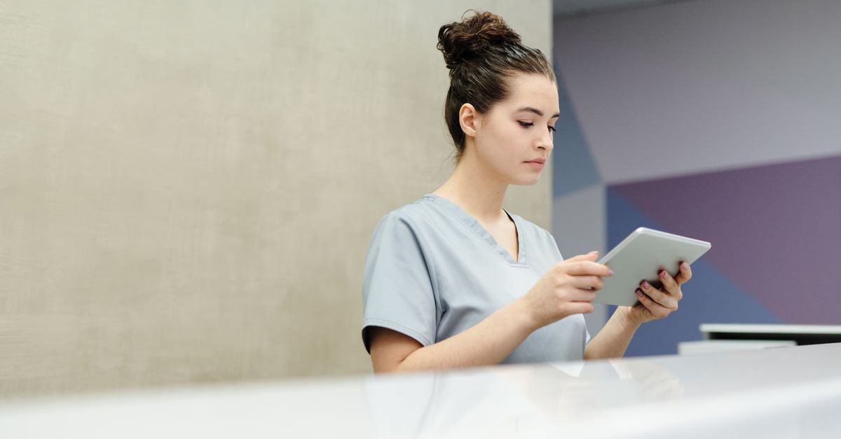 AI do formularzy medycznych: jak odróżnić ankietę administracyjną od wywiadu klinicznego?
