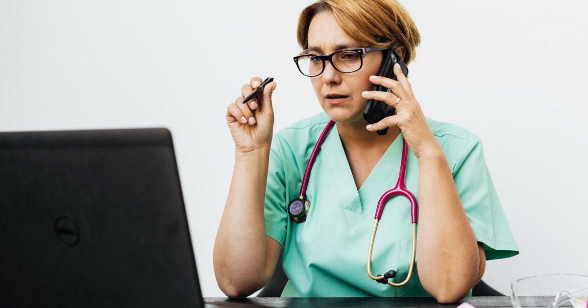 Nieodebrane telefony w rejestracji: jak AI może odzyskać pacjentów po godzinach pracy?
