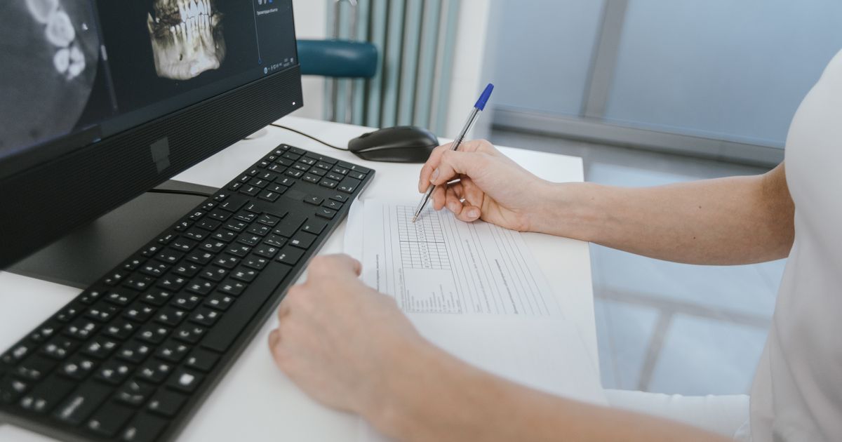 GAO o notatkach i kodowaniu AI: gdzie rozdzielić dwa zatwierdzenia?
