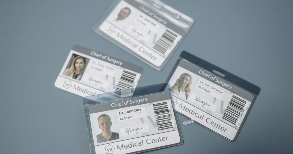 Jak odebrać pracownikowi dostęp do AI i bazy wiedzy kliniki?