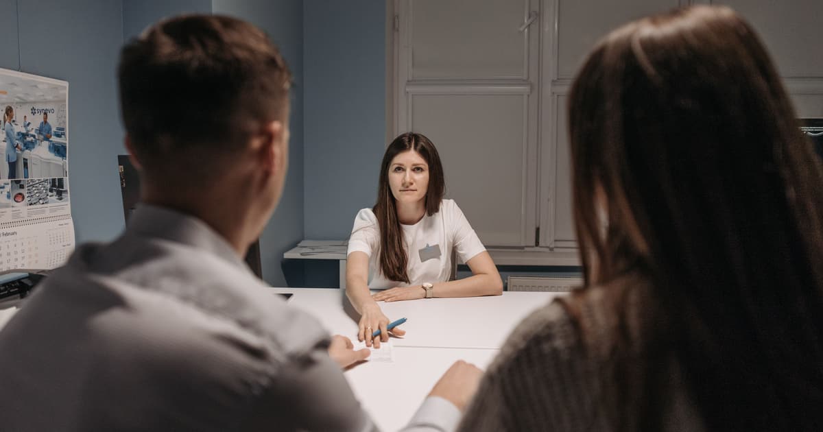 Wakacyjne szkolenia SMK: jak zaplanować grafik lekarzy i kadr?

